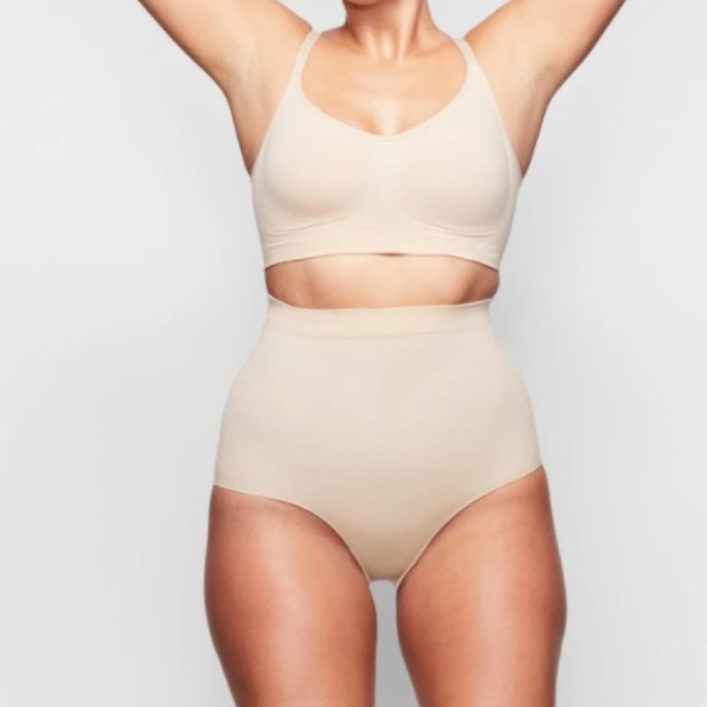 SKIMS sculpting mid-waist brief size S/M NWOT color CLAY